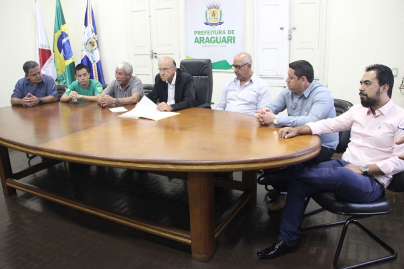 O Prefeito Marcos Coelho entregou, na tarde desta terça-feira (03), no Palácio dos Ferroviários, escrituras de áreas do Distrito Industrial para a instalação de três empresas.