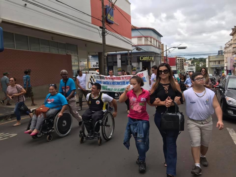 Na manhã desta terça-feira, 3, a Prefeitura Municipal por meio da Secretaria do Trabalho e Ação Social participou das atividades realizadas pelo Conselho Municipal dos Direitos da Pessoa com Deficiência (CMDPDC), alusivas ao Dia Internacional do Deficiente Físico lembrado no mundo todo.