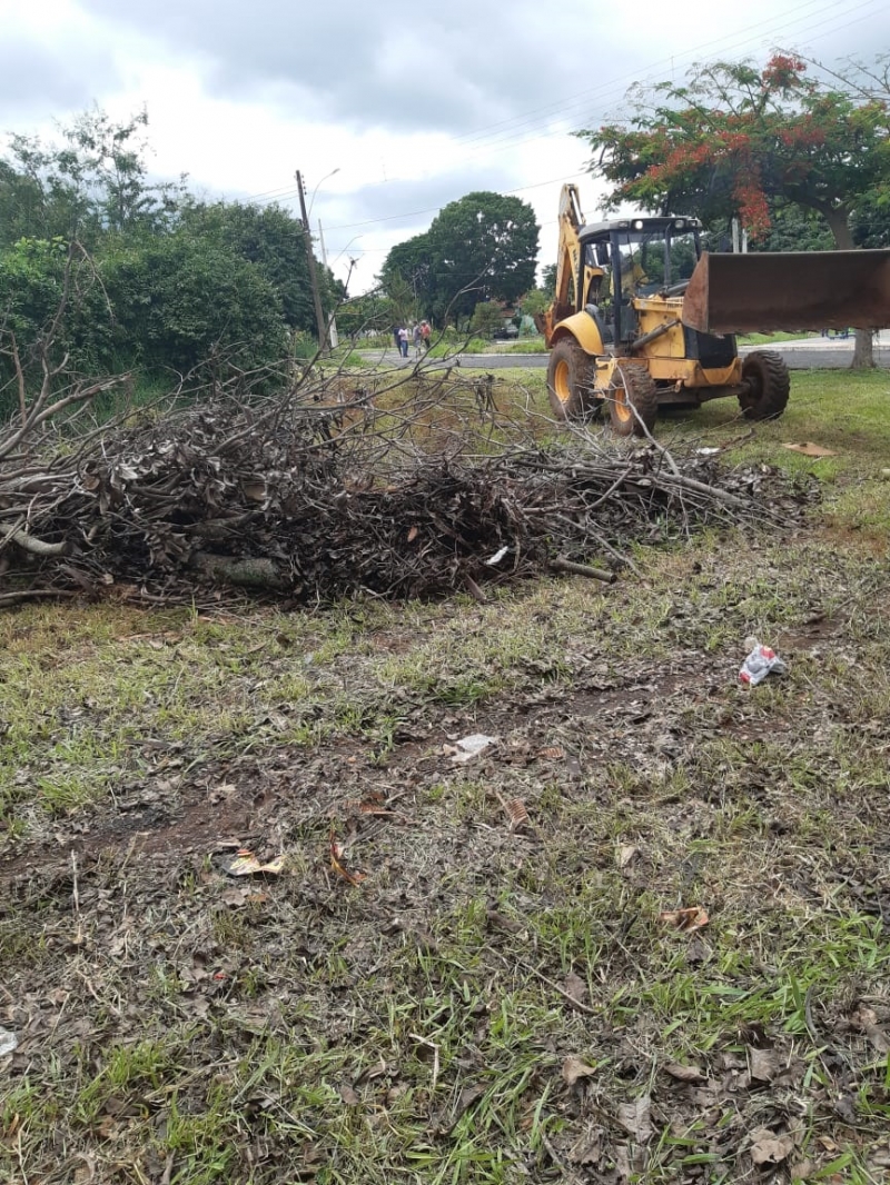 A Prefeitura de Araguari, através da Secretaria de Serviços Urbanos e Distritais, vem realizando ações de limpezas urbanas e também nos distritos de Araguari, principalmente nas áreas verdes.