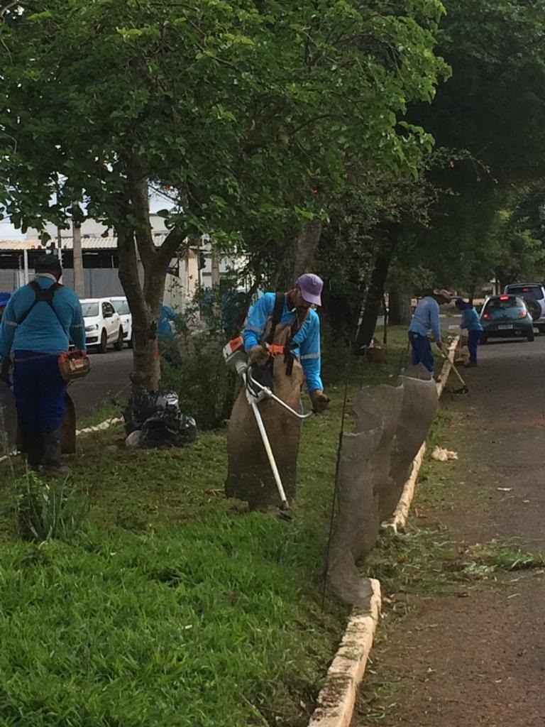 A Prefeitura de Araguari, através da Secretaria de Serviços anos e Distritais trabalha na manutenção das vias públicas da cidade. Os serviços destacado neste início de semana estão ocorrendo em três importantes avenidas.