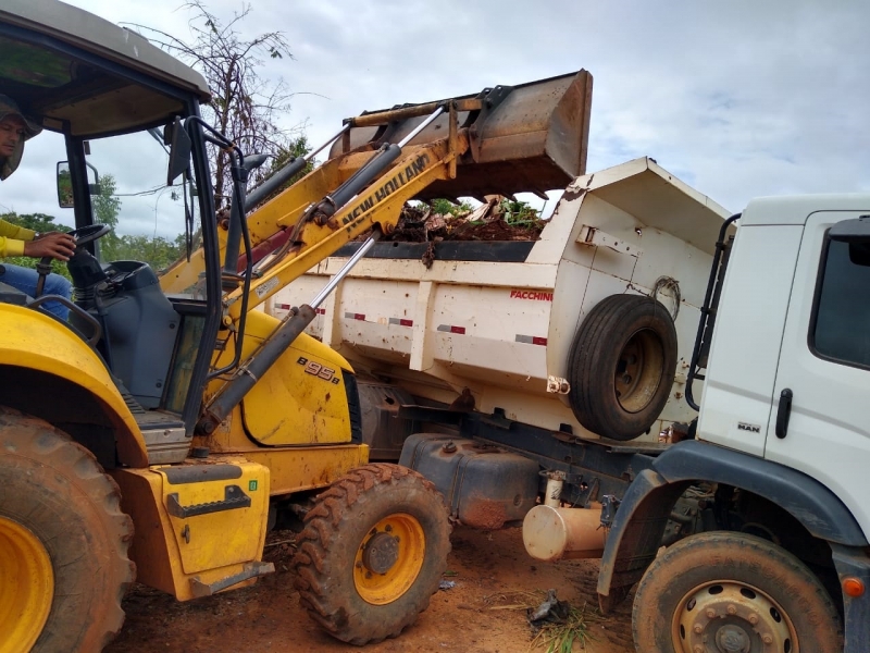 A Prefeitura de Araguari, através da Secretaria de Serviços Urbanos e Distritais continua com a ação de limpeza nos logradouros públicos do município. Hoje (10), os serviços estão sendo realizados pelas empreiteiras em vários pontos da cidade.