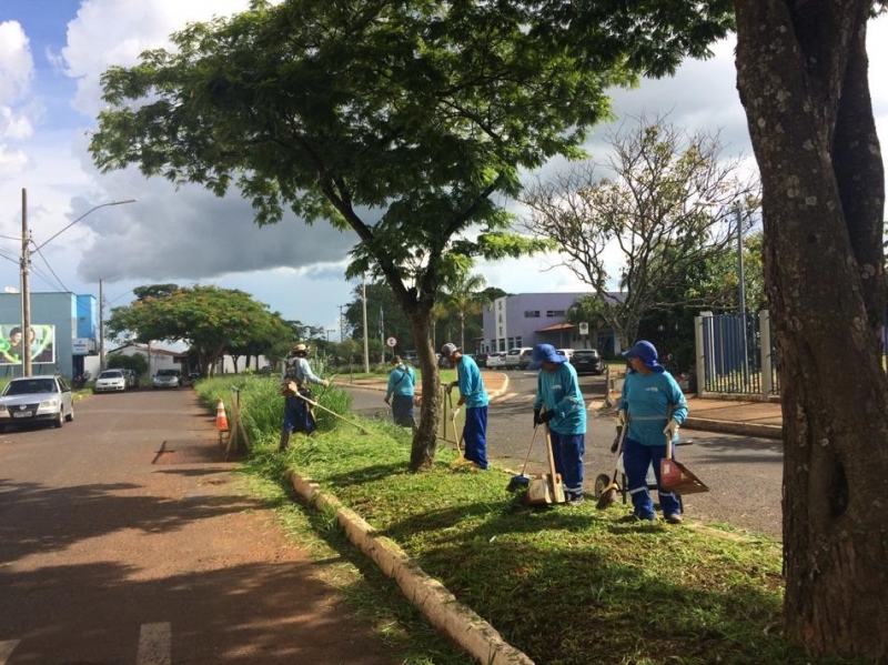 A Prefeitura de Araguari, através da Secretaria de Serviços Urbanos encerra a segunda semana do mês de dezembro com várias frentes de trabalho nos bairros e região central de Araguari.