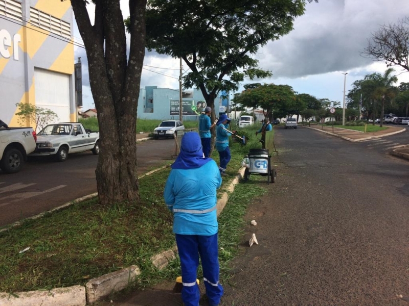 A Prefeitura de Araguari, através da Secretaria de Serviços Urbanos encerra a segunda semana do mês de dezembro com várias frentes de trabalho nos bairros e região central de Araguari.