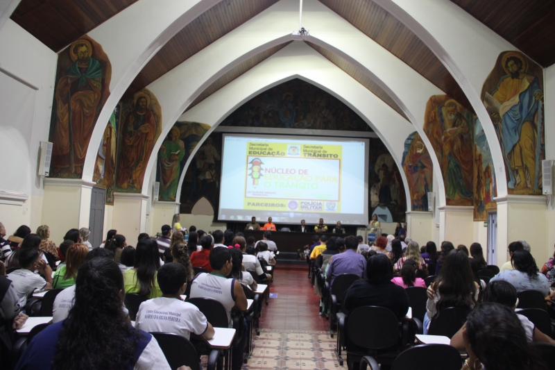 A Prefeitura de Araguari, através das Secretarias de Educação e de Trânsito, Transporte e Mobilidade Urbana realizaram hoje (13), a solenidade de entrega da premiação aos alunos vencedores do “Poetizando o Trânsito”.