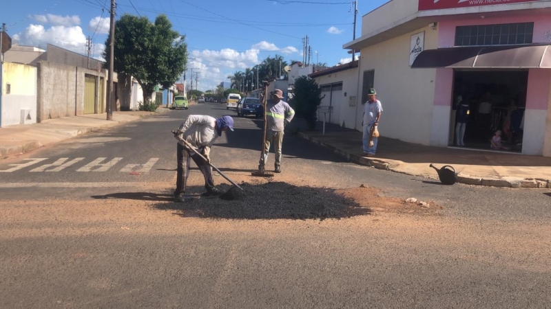 A Prefeitura de Araguari, através da Secretaria de Obras informa sobre operação tapa-buracos realizada segunda-feira (16)