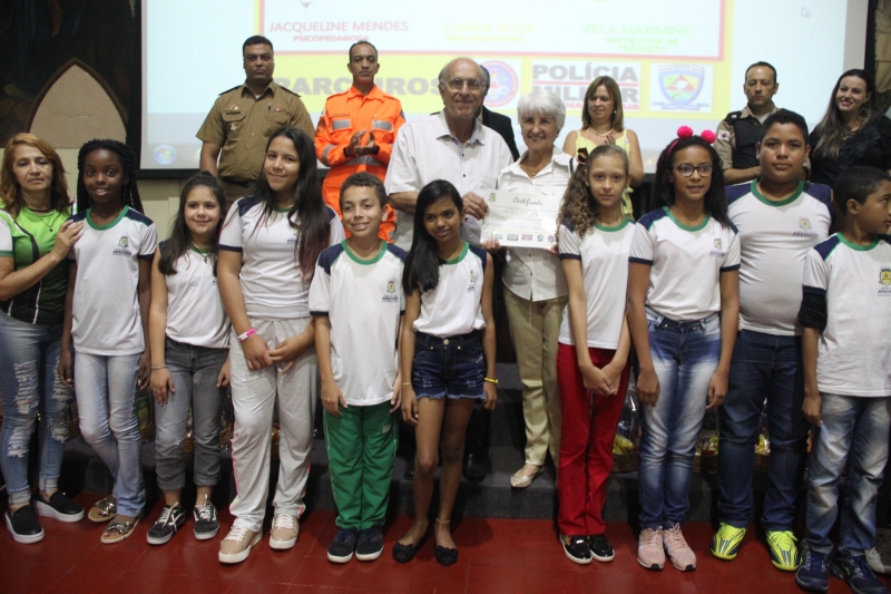 A Prefeitura de Araguari, através das Secretarias de Educação e de Trânsito, Transporte e Mobilidade Urbana realizaram hoje (13), a solenidade de entrega da premiação aos alunos vencedores do “Poetizando o Trânsito”.