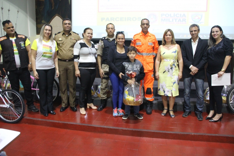 A Prefeitura de Araguari, através das Secretarias de Educação e de Trânsito, Transporte e Mobilidade Urbana realizaram hoje (13), a solenidade de entrega da premiação aos alunos vencedores do “Poetizando o Trânsito”.