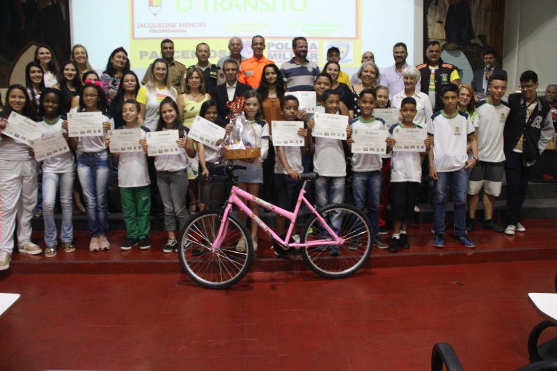 A Prefeitura de Araguari, através das Secretarias de Educação e de Trânsito, Transporte e Mobilidade Urbana realizaram hoje (13), a solenidade de entrega da premiação aos alunos vencedores do “Poetizando o Trânsito”.