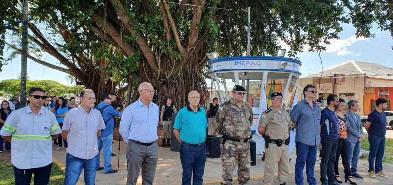 Na tarde de hoje (17), o Comando do 53º Batalhão de Polícia Militar realizou uma solenidade que marcou a inauguração do Ponto de Observação e Vigilância – POV. O evento contou com a presença do Prefeito Marcos Coelho, do Coronel Cláudio Vitor, Comandante da 9ª Região da Polícia Militar, Tenente-Coronel João Romeu Mendonça, Comandante do 53º BPM, dos Secretários: Coronel Ailton Donisete Souza (Gabinete), Major Wanderlei Barroso (Trânsito), Expedito Castro Júnior (Obras), Shirley Cristina da Silva (Representante do IMEPAC), Bruno Brandão, presidente do Conselho Municipal de Segurança Pública de Araguari, Pedro Luiz Sousa, Presidente do Clube de Dirigentes Lojistas – CDL, militares e civis.