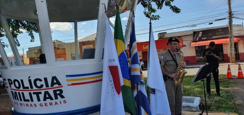 Na tarde de hoje (17), o Comando do 53º Batalhão de Polícia Militar realizou uma solenidade que marcou a inauguração do Ponto de Observação e Vigilância – POV. O evento contou com a presença do Prefeito Marcos Coelho, do Coronel Cláudio Vitor, Comandante da 9ª Região da Polícia Militar, Tenente-Coronel João Romeu Mendonça, Comandante do 53º BPM, dos Secretários: Coronel Ailton Donisete Souza (Gabinete), Major Wanderlei Barroso (Trânsito), Expedito Castro Júnior (Obras), Shirley Cristina da Silva (Representante do IMEPAC), Bruno Brandão, presidente do Conselho Municipal de Segurança Pública de Araguari, Pedro Luiz Sousa, Presidente do Clube de Dirigentes Lojistas – CDL, militares e civis.