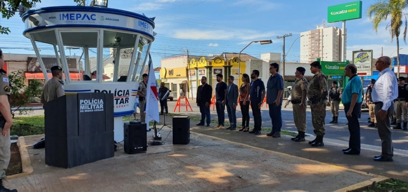 Na tarde de hoje (17), o Comando do 53º Batalhão de Polícia Militar realizou uma solenidade que marcou a inauguração do Ponto de Observação e Vigilância – POV. O evento contou com a presença do Prefeito Marcos Coelho, do Coronel Cláudio Vitor, Comandante da 9ª Região da Polícia Militar, Tenente-Coronel João Romeu Mendonça, Comandante do 53º BPM, dos Secretários: Coronel Ailton Donisete Souza (Gabinete), Major Wanderlei Barroso (Trânsito), Expedito Castro Júnior (Obras), Shirley Cristina da Silva (Representante do IMEPAC), Bruno Brandão, presidente do Conselho Municipal de Segurança Pública de Araguari, Pedro Luiz Sousa, Presidente do Clube de Dirigentes Lojistas – CDL, militares e civis.