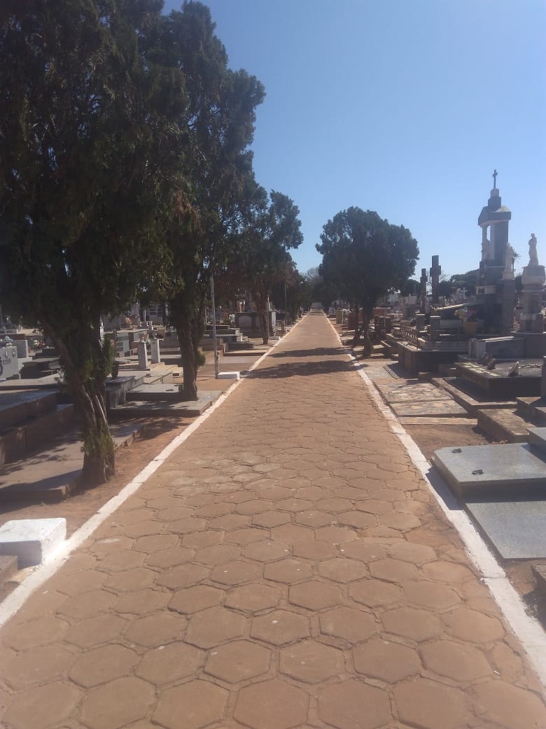 A Prefeitura de Araguari, por meio da Secretaria de Obras realizou nas últimas semanas a limpeza nos cemitérios do município. A manutenção foi realizada no Cemitério Park, no cemitério Bom Jesus, e nos cemitérios dos Distritos.