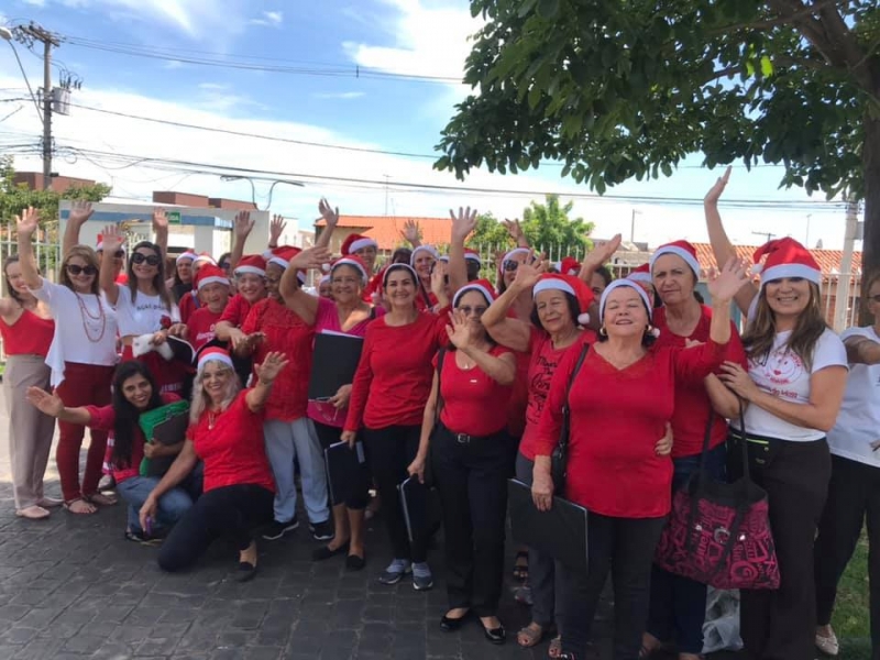 Durante esta semana, a Prefeitura Municipal de Araguari, por meio da Secretaria do Trabalho e Ação Social, juntamente com o Centro de Convivência do Idoso, realizou no Abrigo Cristo Rei, na Comunidade São Vicente de Paulo, na Casa do Caminho e na Casa de Davi, realizou apresentações das Cantatas de Natal com o Coral dos idosos da atenção básica.