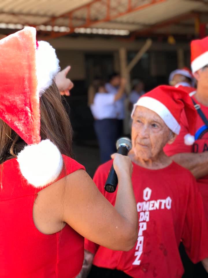 Durante esta semana, a Prefeitura Municipal de Araguari, por meio da Secretaria do Trabalho e Ação Social, juntamente com o Centro de Convivência do Idoso, realizou no Abrigo Cristo Rei, na Comunidade São Vicente de Paulo, na Casa do Caminho e na Casa de Davi, realizou apresentações das Cantatas de Natal com o Coral dos idosos da atenção básica.