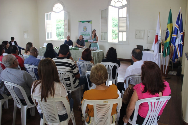 O Prefeito Marcos Coelho, juntamente com a Secretária de Trabalho e Ação Social, Eunice Mendes e o atual Presidente do Conselho de Assistência Social, Sérgio Rodrigues Alves, empossaram na tarde desta quarta-feira (27), no Palácio dos Ferroviários os novos membros do Conselho Municipal de Assistência Social de Araguari - CMAS, para o biênio 2020-2022. Também estiveram presentes na solenidade os Secretários Ailton Donisete da Secretaria de Gabinete, Hamilton Júnior da Secretaria de Meio Ambiente,  Sebastião Naves, da Secretaria de Esportes e Fernanda Coutinho, Superintendente da Controladoria Geral, além de membros de instituições de apoio e cidadãos.