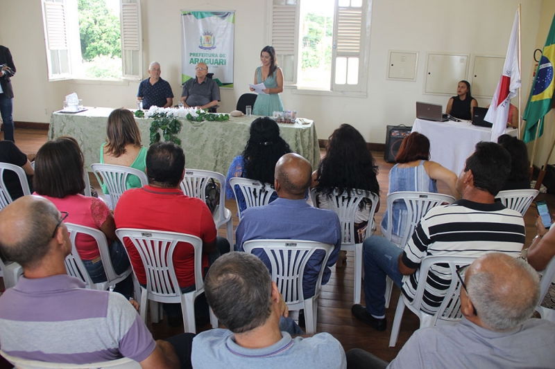 O Prefeito Marcos Coelho, juntamente com a Secretária de Trabalho e Ação Social, Eunice Mendes e o atual Presidente do Conselho de Assistência Social, Sérgio Rodrigues Alves, empossaram na tarde desta quarta-feira (27), no Palácio dos Ferroviários os novos membros do Conselho Municipal de Assistência Social de Araguari - CMAS, para o biênio 2020-2022. Também estiveram presentes na solenidade os Secretários Ailton Donisete da Secretaria de Gabinete, Hamilton Júnior da Secretaria de Meio Ambiente,  Sebastião Naves, da Secretaria de Esportes e Fernanda Coutinho, Superintendente da Controladoria Geral, além de membros de instituições de apoio e cidadãos.