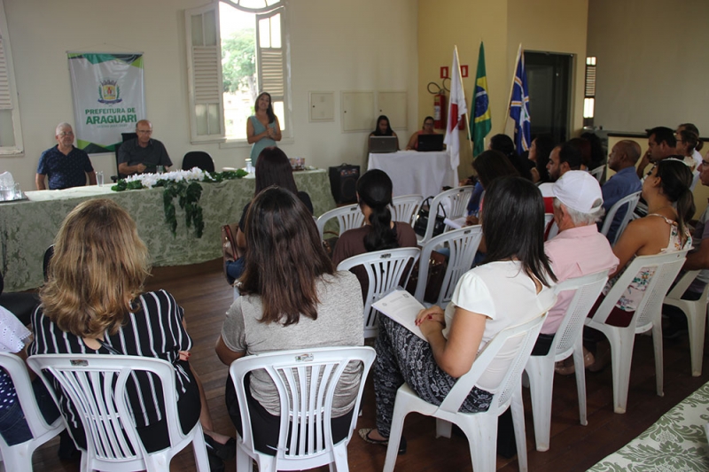 O Prefeito Marcos Coelho, juntamente com a Secretária de Trabalho e Ação Social, Eunice Mendes e o atual Presidente do Conselho de Assistência Social, Sérgio Rodrigues Alves, empossaram na tarde desta quarta-feira (27), no Palácio dos Ferroviários os novos membros do Conselho Municipal de Assistência Social de Araguari - CMAS, para o biênio 2020-2022. Também estiveram presentes na solenidade os Secretários Ailton Donisete da Secretaria de Gabinete, Hamilton Júnior da Secretaria de Meio Ambiente,  Sebastião Naves, da Secretaria de Esportes e Fernanda Coutinho, Superintendente da Controladoria Geral, além de membros de instituições de apoio e cidadãos.