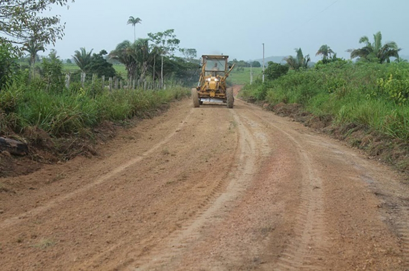 A Prefeitura de Araguari, através da Secretaria de Obras segue com o trabalho de recuperação das estradas rurais do município. Araguari possui aproximadamente 7.000 km de estradas rurais, as quais são fundamentais para o escoamento da produção agrícola e o transporte escolar de alunos da zona rural.