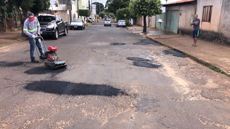 A Prefeitura de Araguari, através da Secretaria de Obras informa sobre operação tapa-buracos realizada na quarta-feira (27)