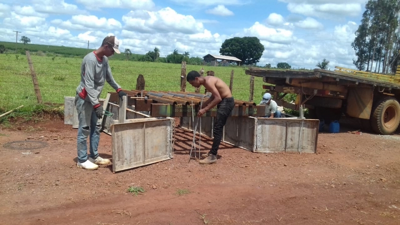 A Prefeitura de Araguari, através da Secretaria de Obras e Secretaria de Agricultura continuam desenvolvendo importantes trabalhos na zona rural do município. Além da manutenção das estradas rurais com várias frentes de trabalho diariamente, os serviços se destacam pela conservação de mata-burros e a instalação de novos aparelhos.