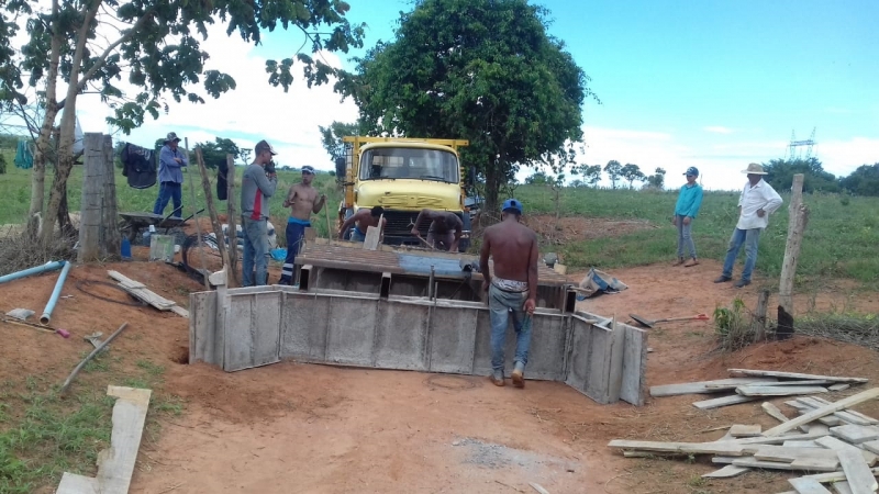 A Prefeitura de Araguari, através da Secretaria de Obras e Secretaria de Agricultura continuam desenvolvendo importantes trabalhos na zona rural do município. Além da manutenção das estradas rurais com várias frentes de trabalho diariamente, os serviços se destacam pela conservação de mata-burros e a instalação de novos aparelhos.