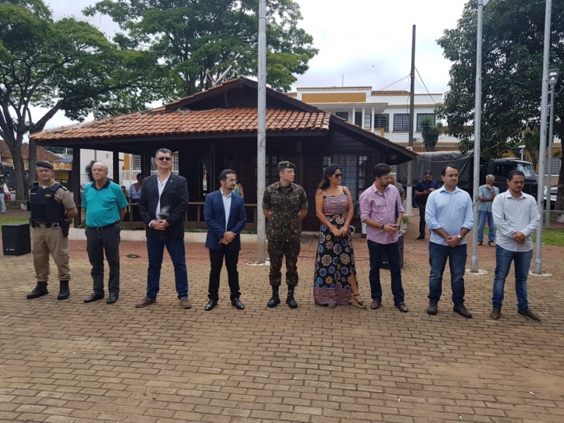 O Prefeito Marcos Coelho participou na manhã de hoje (28), do lançamento da Operação Natalina 2019, promovida pelo 53º Batalhão de Polícia Militar de Araguari. A solenidade aconteceu na Praça Getúlio Vargas contando com a presença de militares e civis.