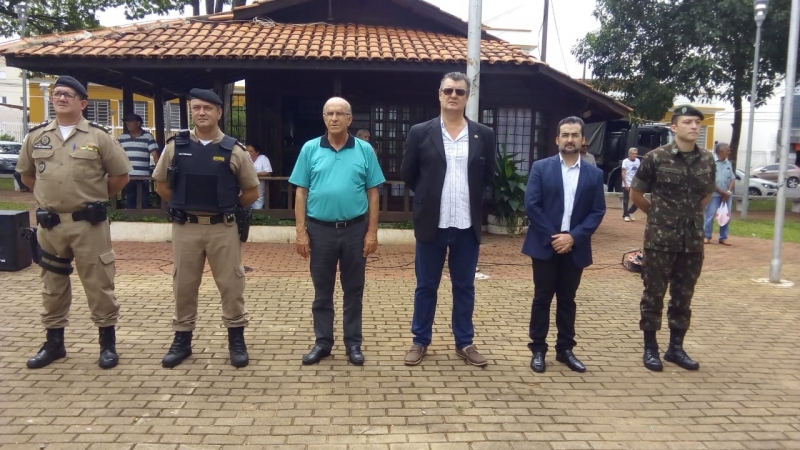 O Prefeito Marcos Coelho participou na manhã de hoje (28), do lançamento da Operação Natalina 2019, promovida pelo 53º Batalhão de Polícia Militar de Araguari. A solenidade aconteceu na Praça Getúlio Vargas contando com a presença de militares e civis.