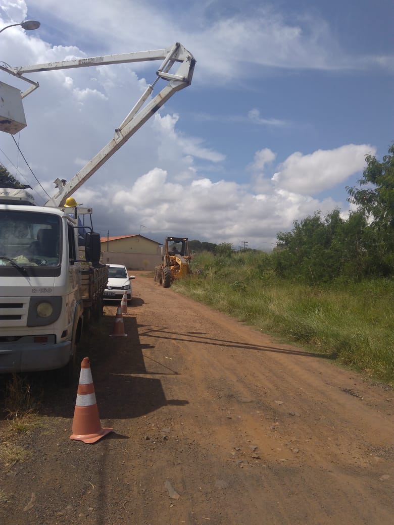 A prefeitura de Araguari, através da secretaria de Obras realizou hoje, 7, a limpeza junto aos trilhos da linha férrea na Rua Indianópolis, bairro Santiago. Os trabalhos consistiram na retirada do mato e arrumação da via.