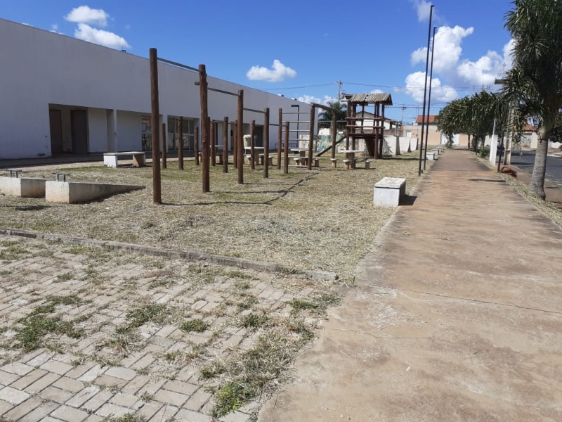 A prefeitura de Araguari, através da secretaria de Serviços Urbanos segue com trabalhos de limpeza nas avenidas, ruas e logradouros públicos. Com restrições e segurança dos funcionários exigidos pelo Comitê de Gestão de Crise, os trabalhos são realizados diariamente.