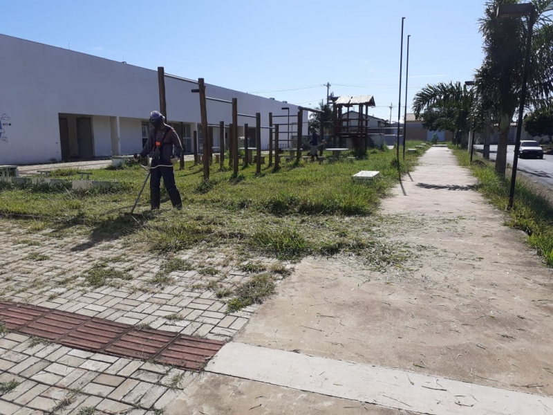 A prefeitura de Araguari, através da secretaria de Serviços Urbanos segue com trabalhos de limpeza nas avenidas, ruas e logradouros públicos. Com restrições e segurança dos funcionários exigidos pelo Comitê de Gestão de Crise, os trabalhos são realizados diariamente.