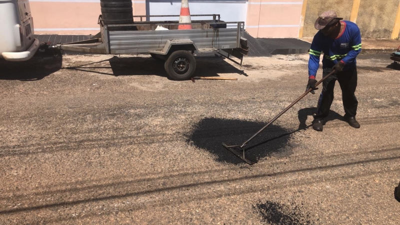 A Prefeitura de Araguari, através da Secretaria de Obras, informa sobre operação tapa-buracos realizada nesta segunda-feira (13).