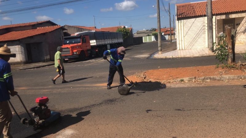 A Prefeitura de Araguari, através da Secretaria de Obras, informa sobre operação tapa-buracos realizada nesta segunda-feira (13).