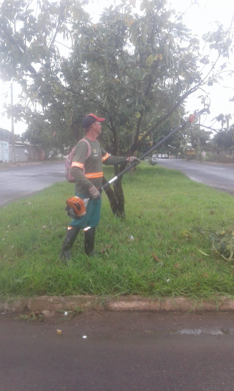 A Prefeitura de Araguari, através da Secretaria de Serviços Urbanos e Distritais, trabalha na manutenção da limpeza pública das ruas, avenidas e logradouros públicos. Observando as recomendações devido à pandemia de Coronavírus, os serviços não sofreram paralisações.