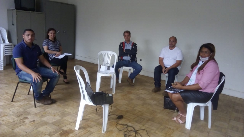 A Prefeitura de Araguari, através da Secretaria de Agricultura realizou na manhã de hoje, 16, uma reunião com a Associação dos Cafeicultores de Araguari – ACA e com a Coocacer - Cooperativa de Cafeicultores na Região do Cerrado Mineiro. Participaram desse encontro o Secretário de Agricultura Mayron Ramos, Presidente da ACA – Cláudio Morales e Eliane Cristina Cardoso representando a Coocacer.