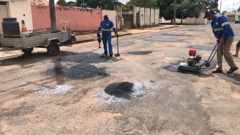 A Prefeitura de Araguari, através da Secretaria de Obras, segue com os serviços referentes ao tapa-buracos dentro do município. As frentes de trabalho levaram nesta semana os serviços para vários bairros e região central.