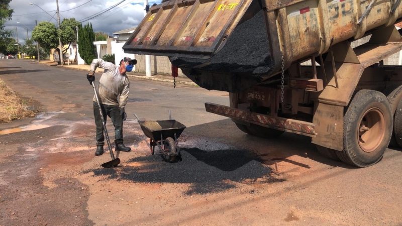 A Prefeitura de Araguari, através da Secretaria de Obras, segue com os serviços referentes ao tapa-buracos dentro do município. As frentes de trabalho levaram nesta semana os serviços para vários bairros e região central.