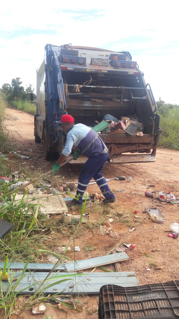 A Prefeitura de Araguari através da Secretaria de Serviços Urbanos executou serviço de limpeza na estrada de acesso a comunidade do Porto Barreiro, zona rural de Araguari.