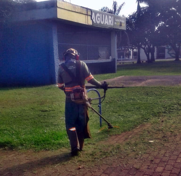 A Prefeitura de Araguari, através da Secretaria de Serviços Urbanos iniciou a semana com várias frentes de trabalho executando a limpeza em logradouros públicos do município. Na segunda-feira (20), véspera do feriado de Tiradentes os serviços foram prestados e reiniciados na manhã de hoje (22).