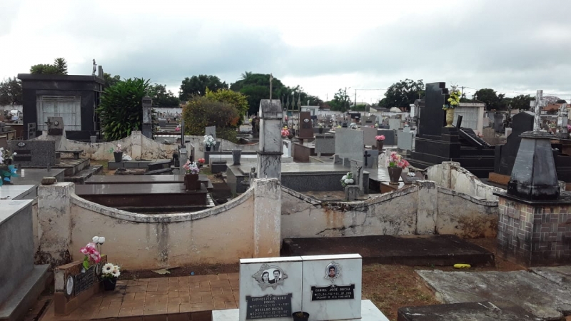 A Prefeitura de Araguari, através da Secretaria de Obras, está trabalhando na manutenção dos cemitérios do município, visando à visitação no segundo final de semana do mês de maio, data essa que é comemorado o Dia das Mães.