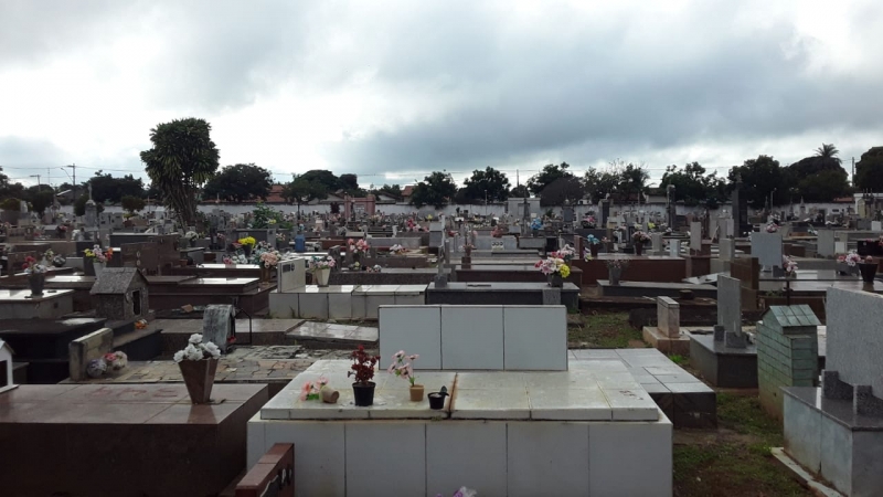 A Prefeitura de Araguari, através da Secretaria de Obras, está trabalhando na manutenção dos cemitérios do município, visando à visitação no segundo final de semana do mês de maio, data essa que é comemorado o Dia das Mães.