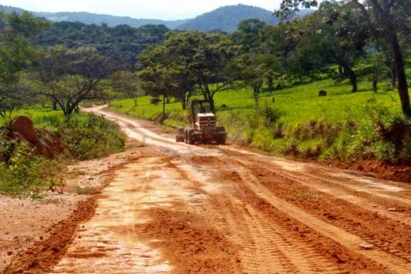 A Prefeitura de Araguari, através da Secretaria de Obras, segue com várias frentes de trabalho na zona rural do município. A atenção voltada às estradas vicinais é presenciada com o patrolamento e cascalhamento em alguns setores. Os serviços seguem o cronograma estabelecido entre a secretaria e as empresas responsáveis pela execução da obra.