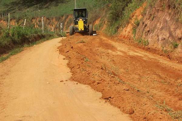 A Prefeitura de Araguari, através da Secretaria de Obras, segue com várias frentes de trabalho na zona rural do município. A atenção voltada às estradas vicinais é presenciada com o patrolamento e cascalhamento em alguns setores. Os serviços seguem o cronograma estabelecido entre a secretaria e as empresas responsáveis pela execução da obra.