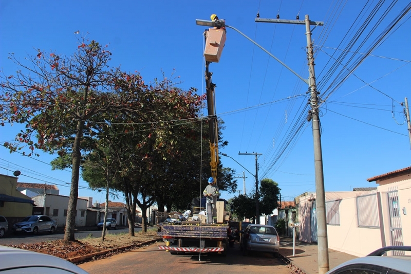 A Prefeitura de Araguari, através da Secretaria de Obras, continua com o trabalho de troca de lâmpadas de vapor de sódio para tecnologia de LED, em várias ruas do município distritos e comunidades rurais.