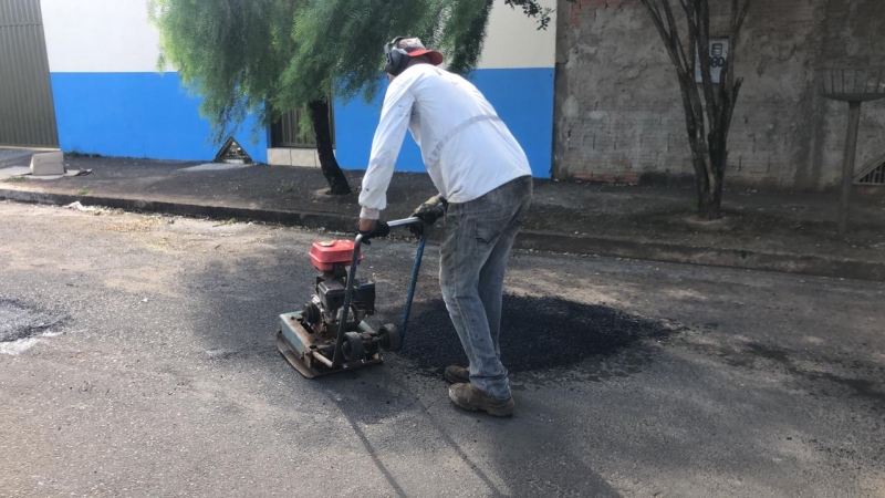 A Prefeitura de Araguari, através da Secretaria de Obras, trabalhou nos últimos dias com o serviço de tapa-buracos pelas ruas de Araguari. Os trabalhos abrangeram várias ruas e avenidas. A Secretaria de Obras trabalha com um cronograma para atender várias regiões, já que o período de tempo seco favorece o serviço.