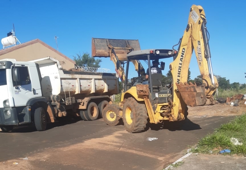 A Prefeitura de Araguari, através da Secretaria de Serviços Urbanos, trabalha nesta semana com várias frentes de trabalho na limpeza em avenidas, ruas e praças do município.