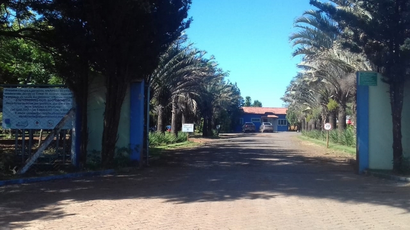 A Prefeitura de Araguari, através da Secretaria de Agricultura, Pecuária e Abastecimento visitou três empresas ligadas ao Viveiro Flora Brasil. Sendo recepcionada por José Rafael Silva, Engenheiro Agrônomo e proprietário das empresas.