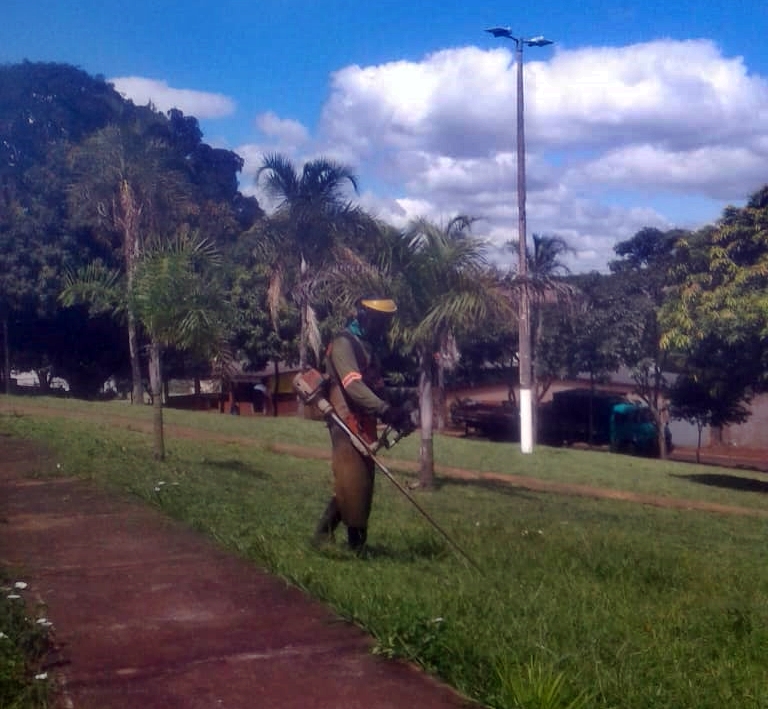 A Prefeitura de Araguari, através da Secretaria de Serviços Urbanos e Distritais, realizou nesta semana, a limpeza dos logradouros públicos no Distrito de Piracaíba e Amanhece.