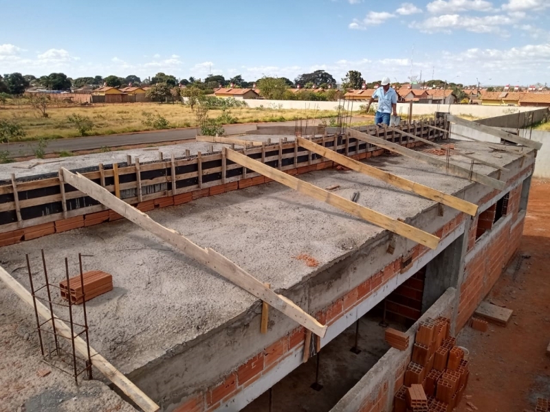 As obras para a instalação do CAPS AD III - Centro de Atenção Psicossocial – Álcool e Drogas, no bairro São Sebastião, estão em fase adiantada e devem ser concluídas em dezembro deste ano. O valor estimado da obra é de R$1.194.000,00.