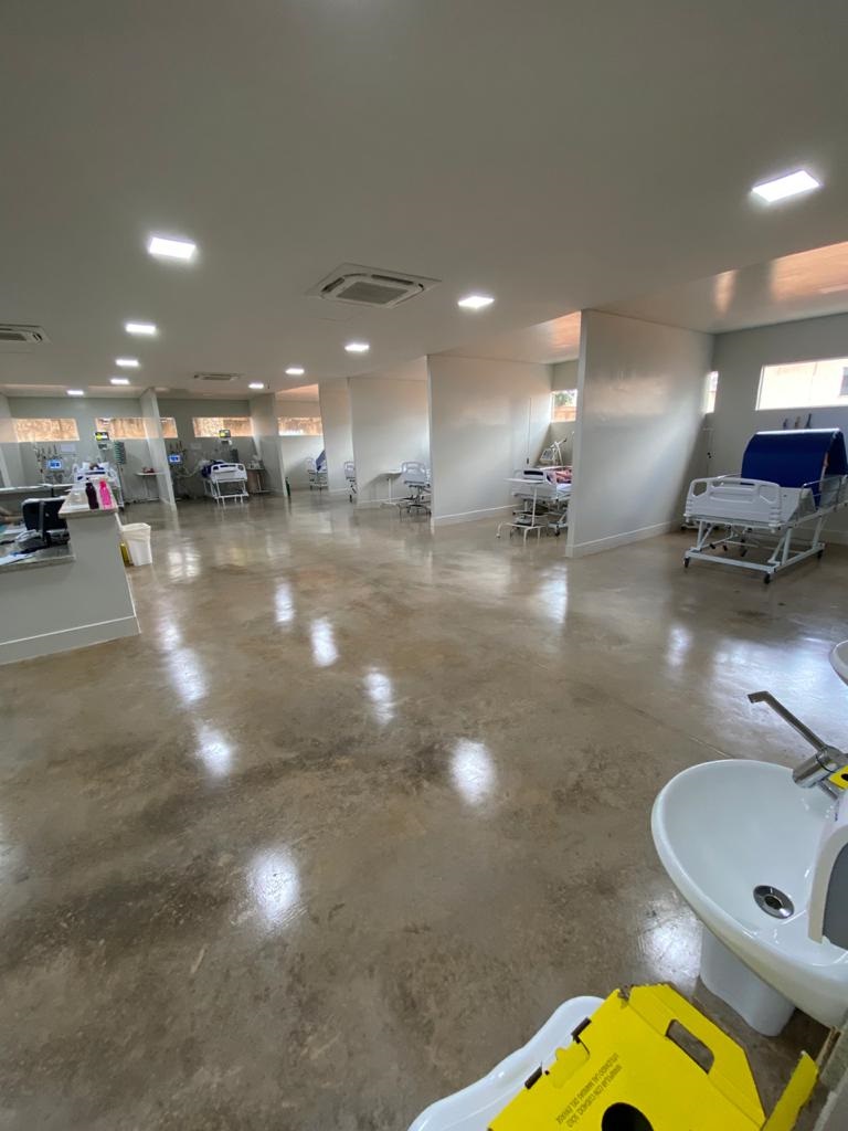 No início da pandemia a Santa Casa de Misericórdia construiu 10 leitos de UTI que foram disponibilizados na rede SUS fácil para pacientes da Covid-19. O hospital já possuía 10 outros leitos para assistir pacientes de outras patologias.