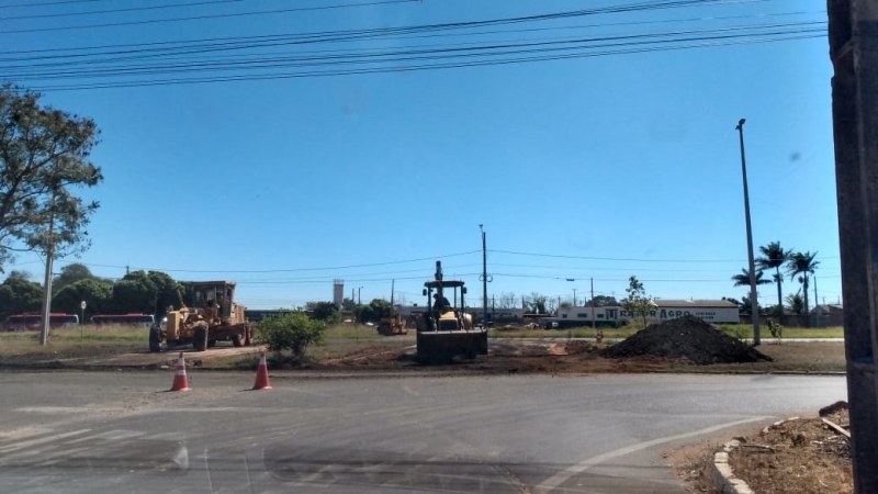 A prefeitura de Araguari, através da secretaria de Obras, está realizando a construção de um retorno entre as avenidas Paraná e Coronel  Belchior de Godoy.